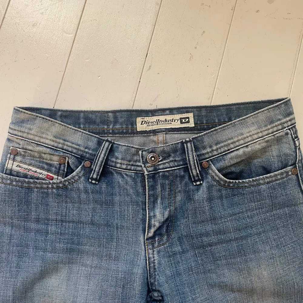 Lågmidjade diesel jeans. Midjemåttet är 41cm och innerbenslängden är 84.. Jeans & Byxor.