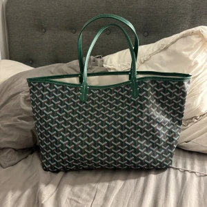 Goyard liknande väska - Säljer denna goyard liknande väska som inte kommer till användning, den är använd 1 gång💕 inte äkta kom gärna med frågor och funderingar💕