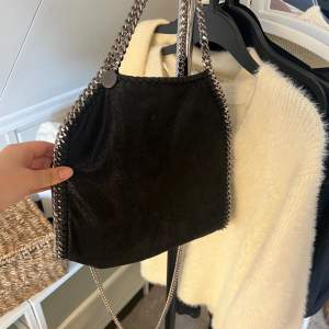 Säljer nu min fina Stella väska då jag tyvärr inte fått användning av den på senaste. Väldigt fint skick, tags och dustbag medföljer, väskan är i modellen mini falabella❤️