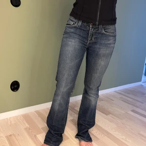 Lågmidajde Bootcut Jeans! - Sjukt fina Lågmidjade jeans!  midjemått är 70 Innebenslängd är 82