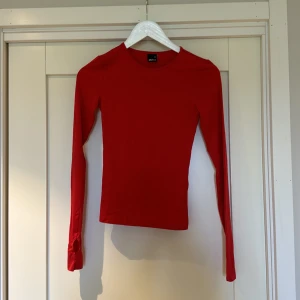 Långärmad tröja  - Röd långärmad tröja från Gina tricot❣️ Väldigt skönt material och knappt använd  