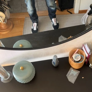  Prada skor - Säljer ett par snygga blå sneakers från Prada. De är i mocka med vita detaljer och har en klassisk snörning. Skorna är i bra skick och perfekta för både vardag och fest. Storleken är 8, vilket motsvarar ungefär herr 42.  Nypris 11000 Jag tar gärna 