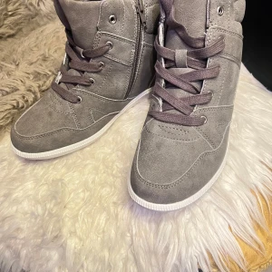 Nya Skor - Helt nya skor, bara provade. Stl 39