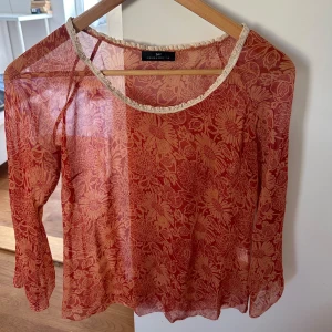 Silkestopp - Superfin topp från DAY Birger et Mikkelsen i 100% silke. Storlek 40 men skulle säga att den även passar S-M. Toppen skick! 🌸 kan posta eller mötas upp i Stockholm