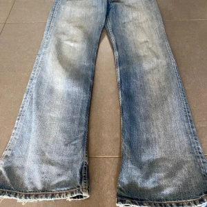 Lågmidjade jeans - Säljer dessa SUPER SNYGGA Lågmidjade levis jeansen💕eftersom dom blivit försmå för mig, men dom har varit mina absolut favorit jeans… Kollar måtten när ja kommer hem💕 Passar S-M  Är 170 ungefär och passar i längd men inte i midjan