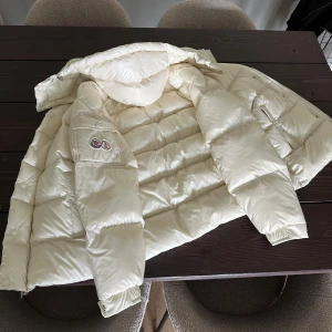 Moncler 70th anniversary  - Säljer min moncler 70th anniversary Förmodligen inte äkta för har inge kvitto osv Men ser riktigt bra ut och är i nyskick Size 3 sitter som en medium Skriv vid funderingar 