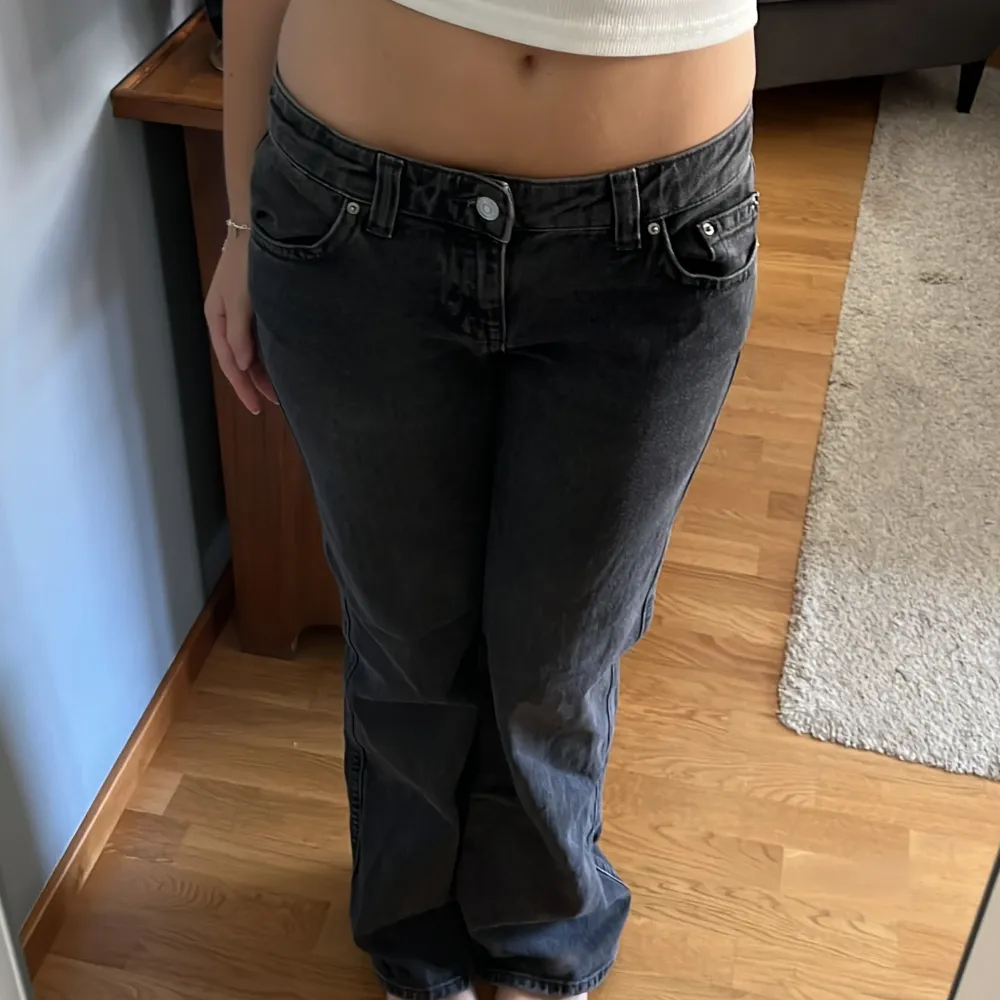 Säljer nu mina superfina low waist jeans från Gina som är helt slutsålda online! 💕 De är knappt använda o i princip i nyskick förutom små slitningar vid hälen! Nypris 500, pris kan diskuteras 💕💕. Jeans & Byxor.