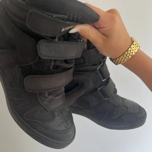 Isabell Marant liknande skor - Sjukt snygga isabell Marant liknande skor!! Lägger upp igen då ja ej va söker förra gången, mycket eftertrakta så buda!