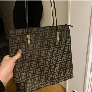 Vintage Fendi väska - Fendi väska som går att ha över axeln. Jätte fin men inte min stil :(