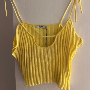 Stickad topp från nakd - Strl L  Går att knyta åt