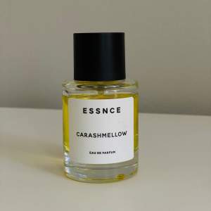 Säljer en flaska Essnce Carashmellow Eau de Parfum. Den ska vara inspirerad av Giardini di Toscanas Bianco Latte. Köptes för 360 kr 💛