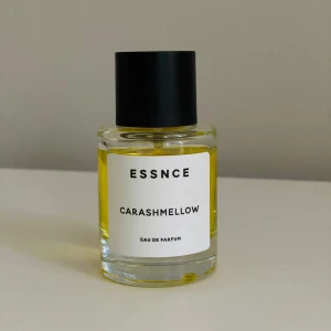 Essnce Carashmellow Eau de Parfum - Säljer en flaska Essnce Carashmellow Eau de Parfum. Den ska vara inspirerad av Giardini di Toscanas Bianco Latte. Köptes för 360 kr 💛