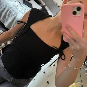 Gina tricot structure singlet - svart linne med rosetter - Använd en gång! Dubbelt tyg över bröstet, rosetter man knyter själv🎀