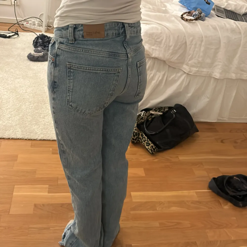 Säljer ett par ljusblå jeans med bootcut-stil. Som det syns på bilderna är de alldeles för många för mycket och är tyvärr därför jag måste sälja dem. Använda ett fåtal gånger och i jättebra skick 😊. Jeans & Byxor.