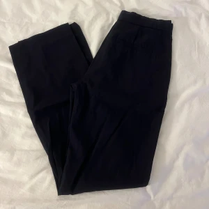 Mörkblå kostymbyxor  - Mörkblå kostymbyxor från COS i storlek 36! Anväda max 2ggr, som nya! Säljs för 200kr💕