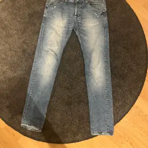 Dondup jeans i modellen SAM ( slimfit) med lite små slitningar som e sjukt nice. 