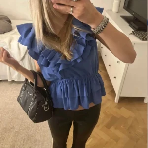 Hm volang topp - Lånade bilder men det är en exakt likadan jag säljer i nyskick med lapp