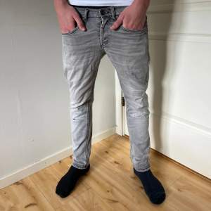 Ett par rikigt feta gråa jeans från dondup, Dem är rikigt fräsha och i rikigt bra skick. Skick 9,5/10. Modellen väger 62kg och är 177. Tveka inte att höra av dig vid minsta fundering.