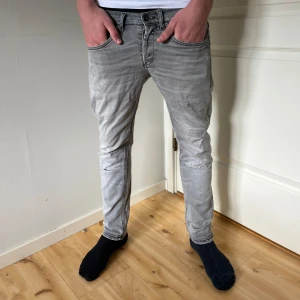 Dondup Jeans - Ett par rikigt feta gråa jeans från dondup, Dem är rikigt fräsha och i rikigt bra skick. Skick 9,5/10. Modellen väger 62kg och är 177. Tveka inte att höra av dig vid minsta fundering.
