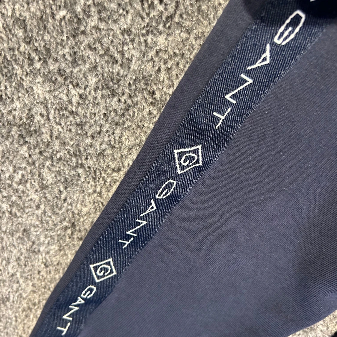 Mörkblå hoodie från GANT - 92