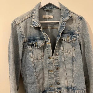 Blå jeansjacka - Blå jeansjacka, perfekt till våren