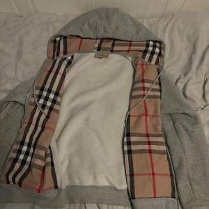 Burberry kofta - Använd några gånger, skick 10/10. Storlek S passar nog M, beror på hur du vill att den ska sitta.