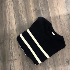 Stickad tröja - Randig stickad tröja från Cubus, andvänd 1 gång. Säljes pga den inte kommer till andvändning här. 