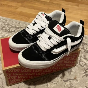 Helt nya vans knu skool - Köpt för 2 veckor sen pch andvända 1 gång annars i perfekt nytt skick