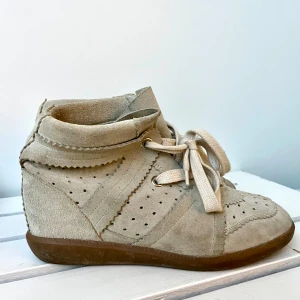 Isabel marant skor Bobby  - Säljer mina isabel marant skor i modellen Bobby! Storlek 40 men passar även 39 skulle jag säga💕priset kan diskuteras 