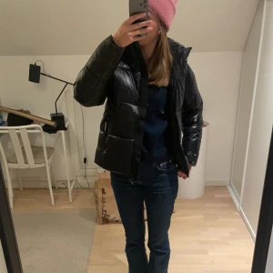 Svart glansig vinterjacka - Glansig vinterjacka från khujo. Slutsåld på zalando och nypris 2089 kr. Använd ett fåtal gånger. Säljer p.g.a att jag redan har en liknande. Nyskick. 