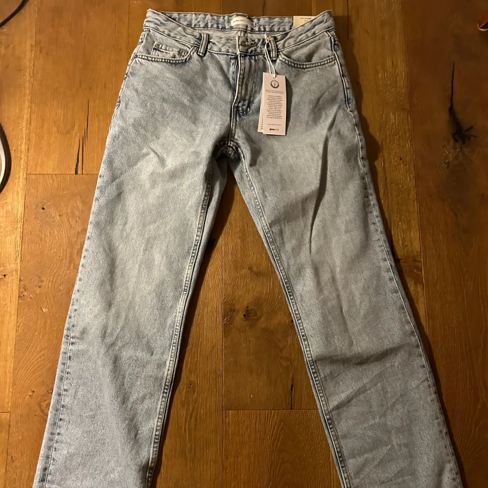 Oanvända jeans ifrån Gina tricot Lågmidjade raka jeans  Storlek 36 Ljusblåa. Jeans & Byxor.