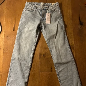 Low waist jeans - Oanvända jeans ifrån Gina tricot Lågmidjade raka jeans  Storlek 36 Ljusblåa
