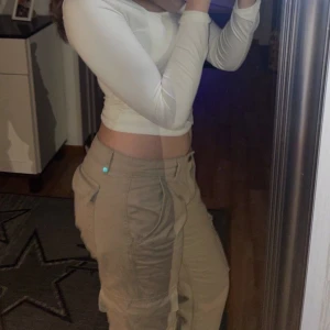 Lowwaist cargopants - Säljer dessa fina beige cargo byxor.😮‍💨 Köpta från gina tricot för ca 500kr. Använda men inga tecken på användning💖