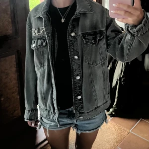 Zadig jacka - Jätte snygg jacka i tjockare jeans material. Andra bilden är färgen på den. Använd ca 3 ggr, inte min stil längre. Ny pris 3900, pris kan diskuteras 