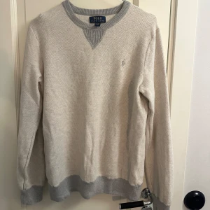 Polo Ralph lauren tröja - Jag säljer denna as feta Polo Ralph Lauren tröja som är helt ny. Den har bara gått till användning 1-2 gånger. Det är storlek XL (18-20). Nypris ligger på ca 1800kr. Om ni har några andra frågor eller funderingar så är det bara att dm:a!🙌