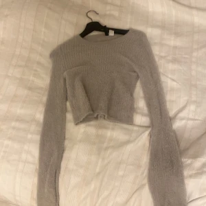 Jättemysig/fluffig tröja - Mysig och fluffig tröja perfekt för hösten. Slimfit i storlek S🩶