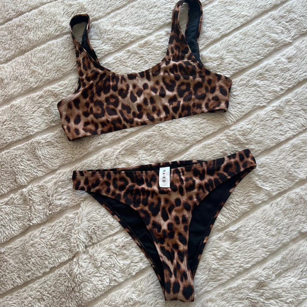 Ett bikini set köpt innan sommaren från nakd. Knappt använda så de är fräscht och inga slitningar. Storlek s. Normal i storleken och bikinitrosorna är lite högre i midjan. . Övrigt.