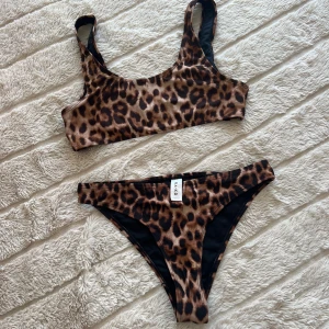Bikini set från Nakd - Ett bikini set köpt innan sommaren från nakd. Knappt använda så de är fräscht och inga slitningar. Storlek s. Normal i storleken och bikinitrosorna är lite högre i midjan. 