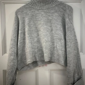 Stickad tröja  - Säljer denna gråa stickade tröja från Gina Tricot💖