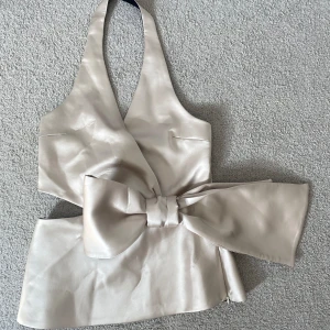 Blus  - Helt ny! Ny kosta 400kr, kan sänka priset vid snabb affär.