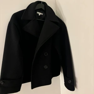 Design by si - Kappa - Säljer min svarta kappa från design by si, väldigt bra skick. Använd ett fåtal gånger. Strl XS 