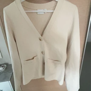 Kofta från vila  - Jätte fin kofta från vila, använd fåtal gånger. Fler bilder finns!