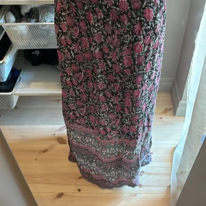 Långkjol - Strl 50-52 men sitter lite löst på mig som har strl 38 en slits på var sida nertill