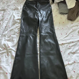 Läderbyxor - Snygga svarta läderbyxor ifrån Madlady i M tall