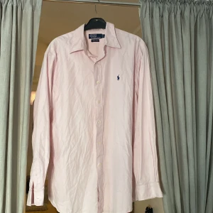 Ralph Lauren skjorta - Jag säljer min rosa Ralph Lauren skjorta som är i nyskick och i storlek L. 