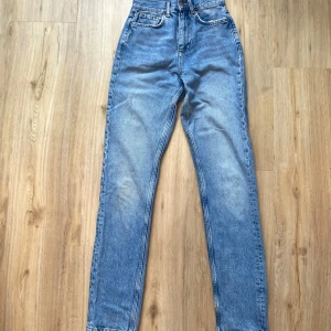 Raka jeans - Använda men i bra skick, slitna vid hälarna och lite fläckiga på knäna.