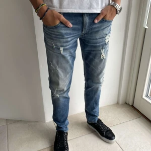 Replay Anbass - Tjena! Säljer nu ett par Replay Anbass med slitningar som är riktigt snygga och trendiga. Storleken är 30/32 och de är slimfit. Priset kan diskuteras vid snabb affär. Skriv vid fler frågor eller bilder