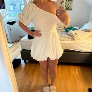 Studentklänning  - Vit klänning från H&M i storlek 40 🤍 Endast testad 