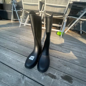 Gummistövlar med klack - Gummistövlar med klack, även godkända ridstövlar. Fint skick