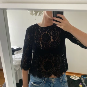 Spets topp - Svart spetstopp med trekvartsärm i storlek M. Mycket bra skick utan några defekter. 